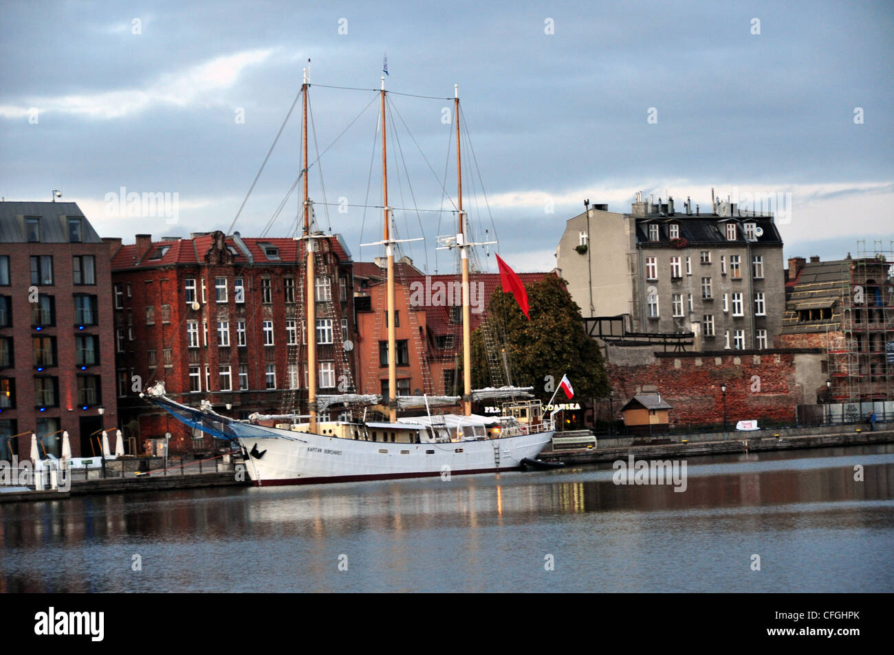 EINE HAFEN-SZENE MIT DREI MASTEN SEGELSCHIFF IM HAFEN BAT GDANSK POLEN EURUPE Stockfoto