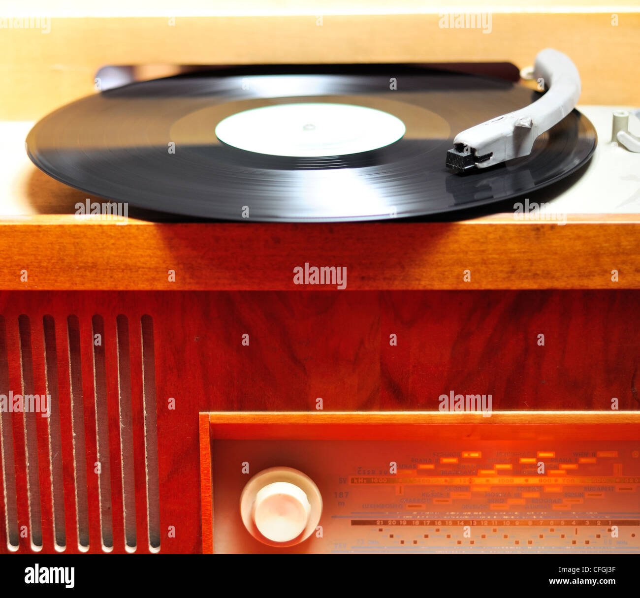 Detailansicht auf retro-Vinyl Holz Grammophon. Stockfoto