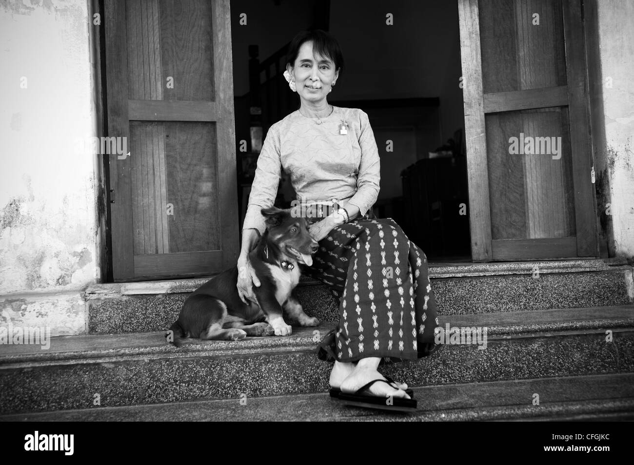 Aung San Suu Kyi, Kanzler der Regierung von Myanmar und die Vorsitzende der Nationalen Liga für Demokratie (NLD) in Ihrem Haus in Yangon, Myanmar, Birma. Sie ist mit ihrem Hund Tai Chi Toe Wer war ein Geschenk, das sie von ihrem Sohn Kim Aris Stockfoto