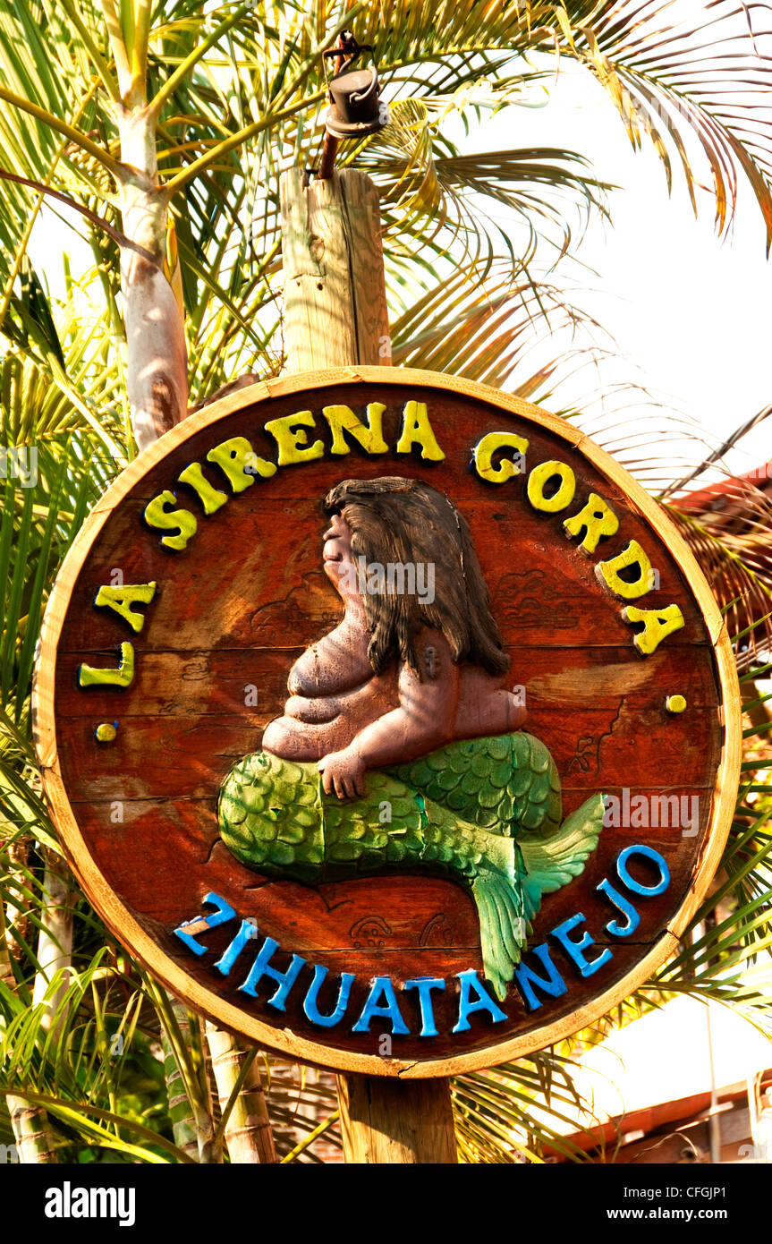 La Sirena Gorda (The Fat Mermaid) Restaurant Schild, Zihuatanejo, Mexiko Stockfoto