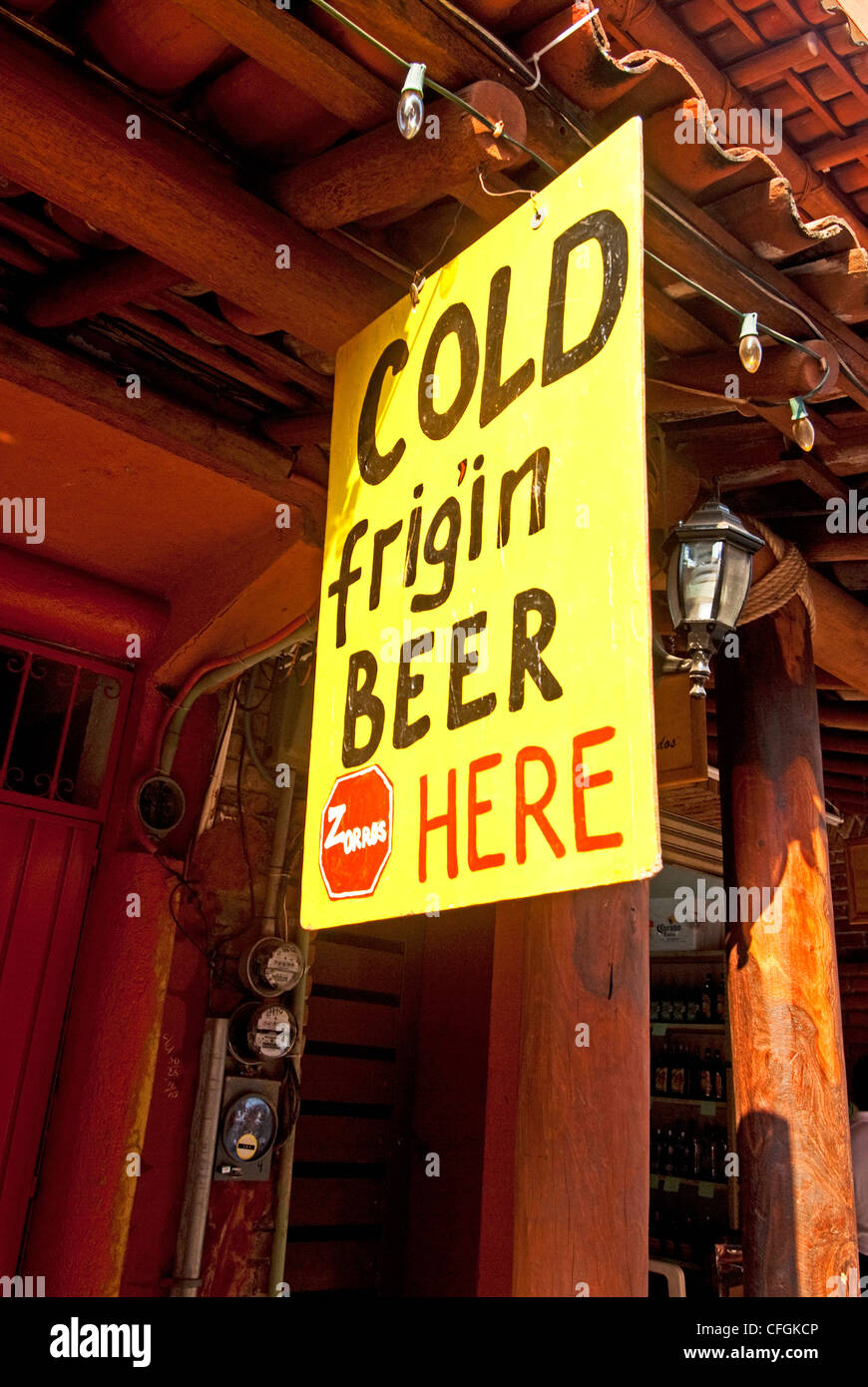 KALTE Frigin' Bier hier Zeichen vor Zorros Bar, Zihuatanejo, Mexiko Stockfoto