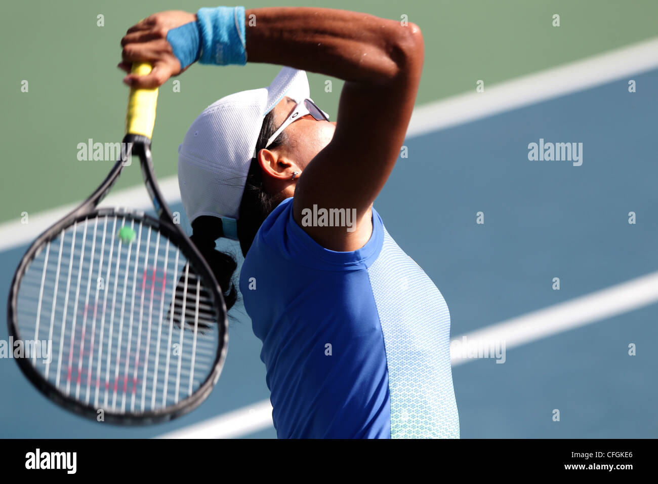 Service-Aktion für eine Tennisspielerin Stockfoto