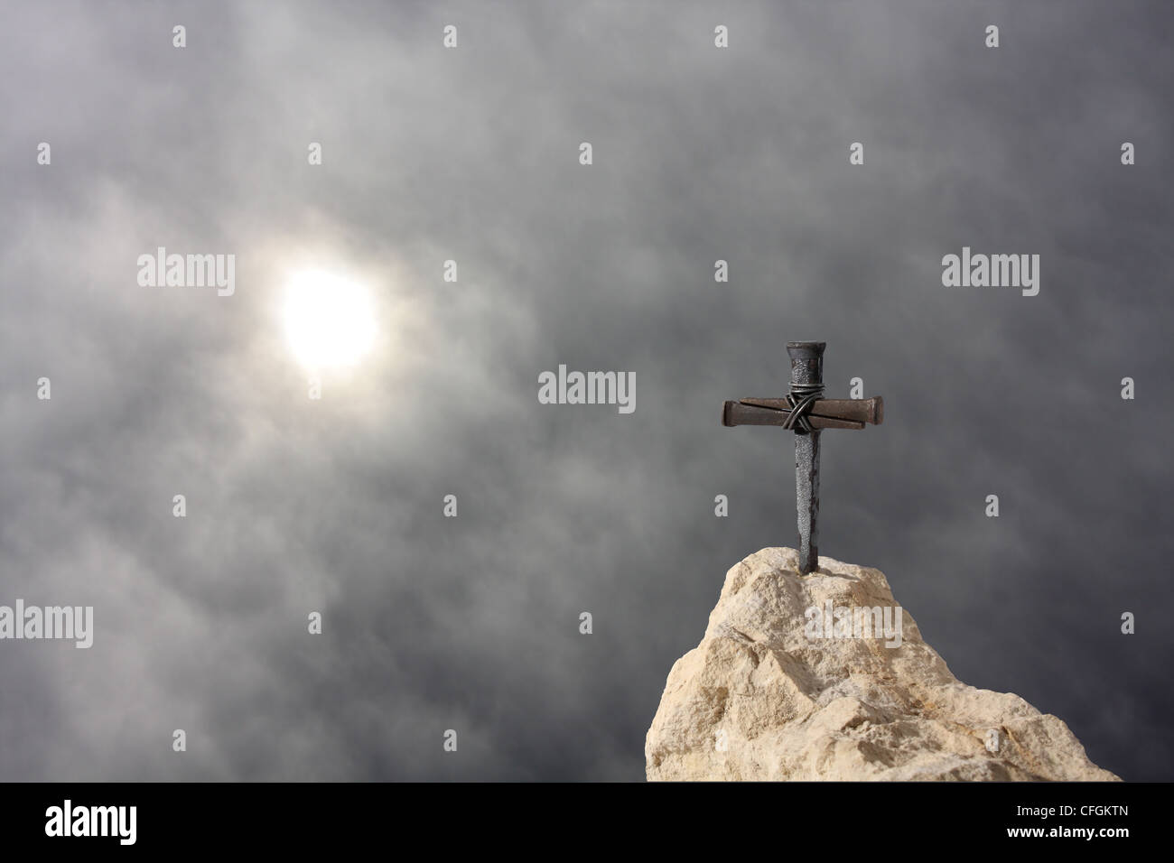 Christian Kreuz auf dem Felsen Stockfoto