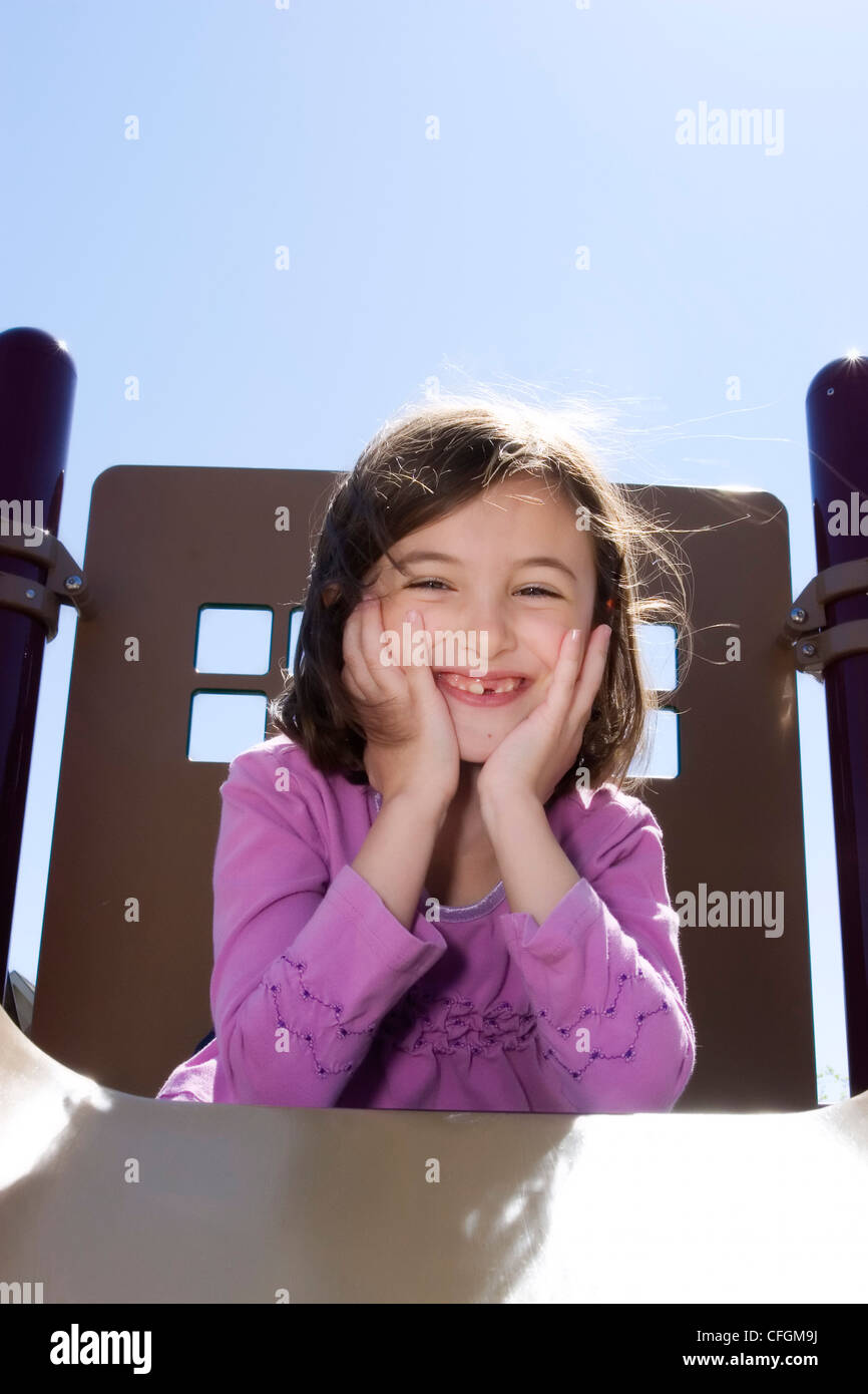 Junges Mädchen auf Spielplatz, Toronto, Ontario Stockfoto