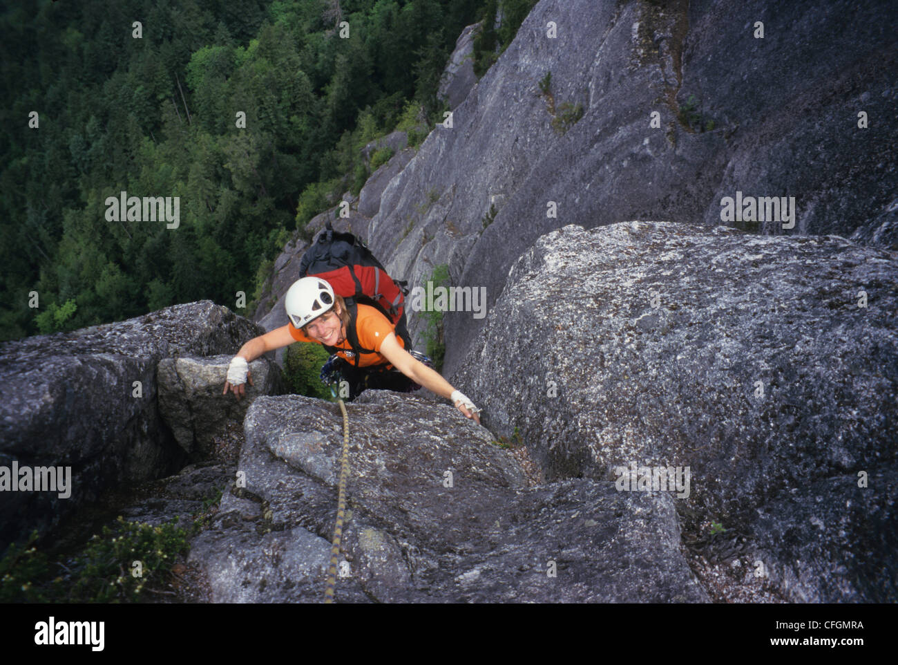 Frau Klettern auf Birds Of Prey, Squaw, Squamish, Britisch-Kolumbien Stockfoto