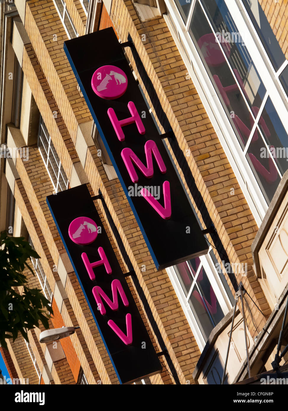 Beschilderung außerhalb HMV shop in Leicester England UK einen britischen High Street Einzelhändler verkaufen Musik Spiele und Entertainment-Produkte Stockfoto