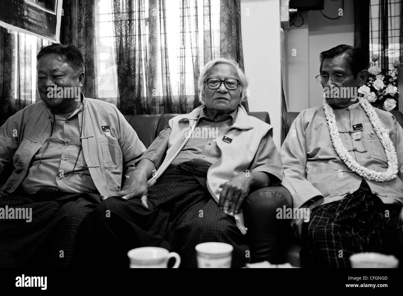 Hochrangige Mitglieder der Burmas Nationalliga für Demokratie, U Win Htein, U WIn Tin und U Tin Oo in der Parteizentrale Stockfoto