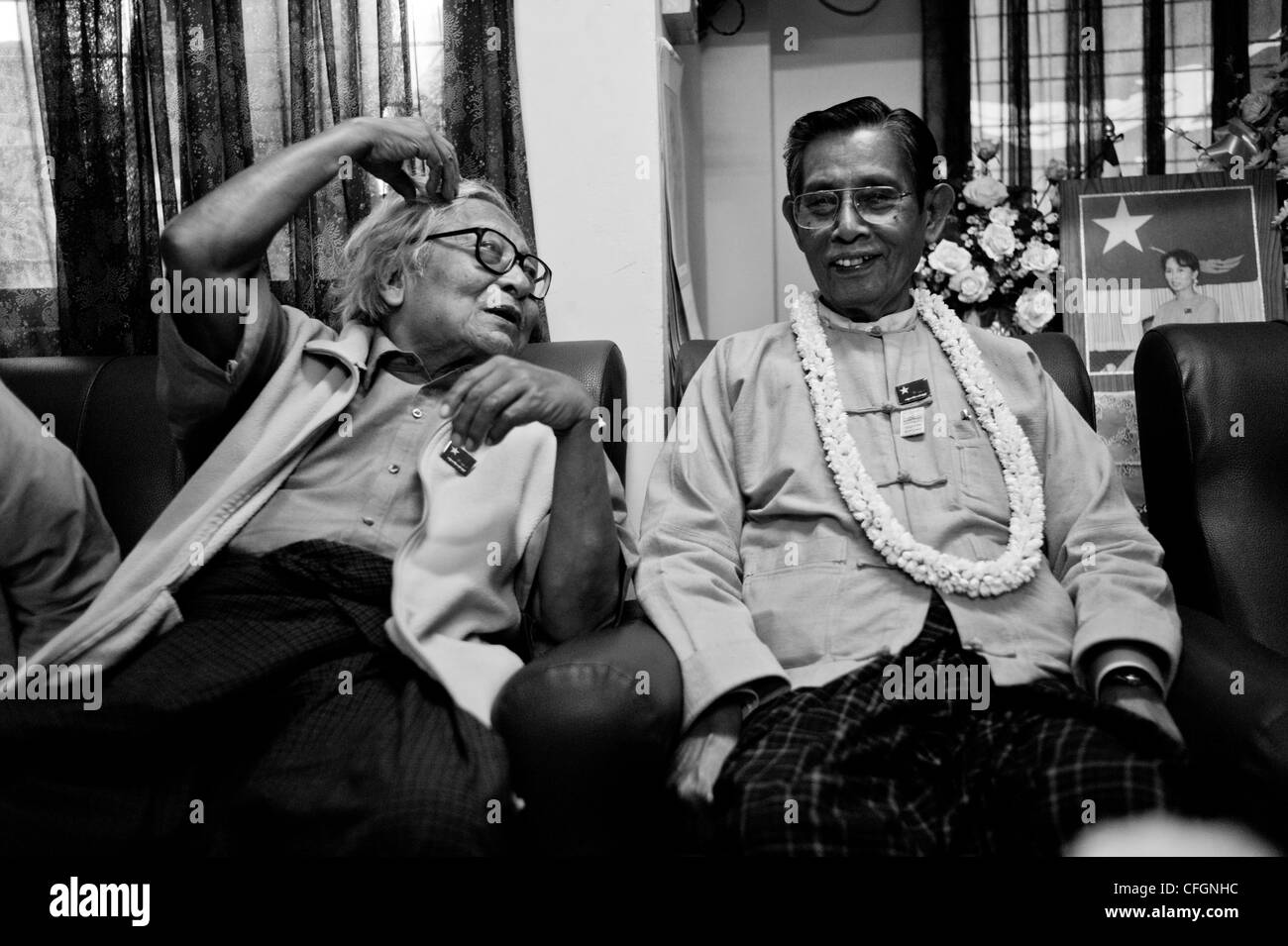 Hochrangige Mitglieder der Burmas Nationalliga für Demokratie, U WIn Tin und U Tin Oo in der Parteizentrale Stockfoto