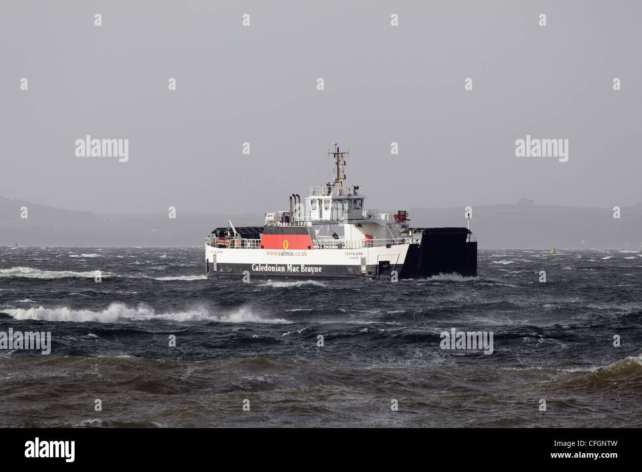 Die Calmac Ferry MV Loch Alainn bei schlechtem Wetter nähert sich Largs von Great Cumbrae auf dem Fluss Clyde, North Ayrshire, Schottland, Großbritannien Stockfoto