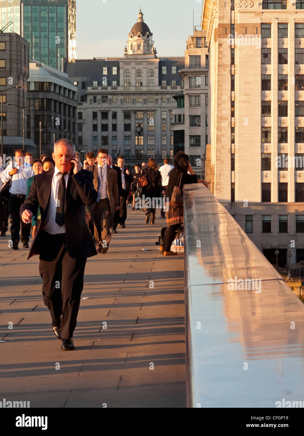 Pendler, die zu Fuß über London Bridge in der City of London financial district England UK Stockfoto