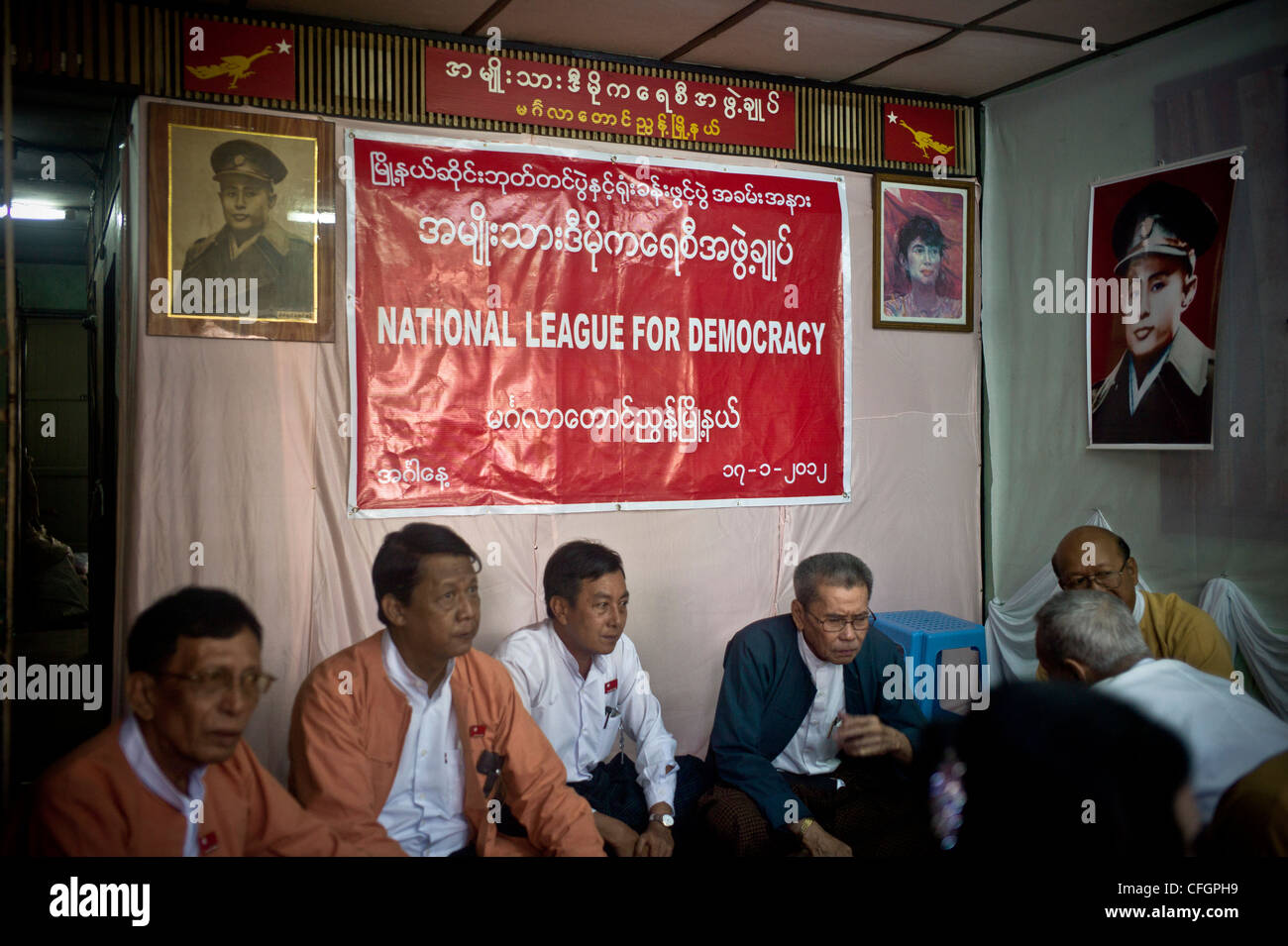 Die Nationale Liga für Demokratie (NLD) Wahlkampf 2012 in Yangon, Myanmar während bi-Wahlen, bei denen Aung San Suu Kyi für die Wahl als Mitglied des Parlaments in einer Yangon Wahlkreis stehen wird. Die NLD ist bei den Parlamentswahlen zum ersten Mal seit 1990, als die allgemeine Wahlsieg war durch das Militärregime regiert konkurrieren. Stockfoto