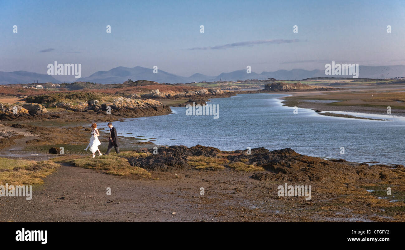 Ansicht von Four Mile Bridge, Tal, Richtung Snowdonia National Park darüber hinaus. Eine Braut und Bräutigam haben ihre Hochzeitsfotos gemacht Stockfoto