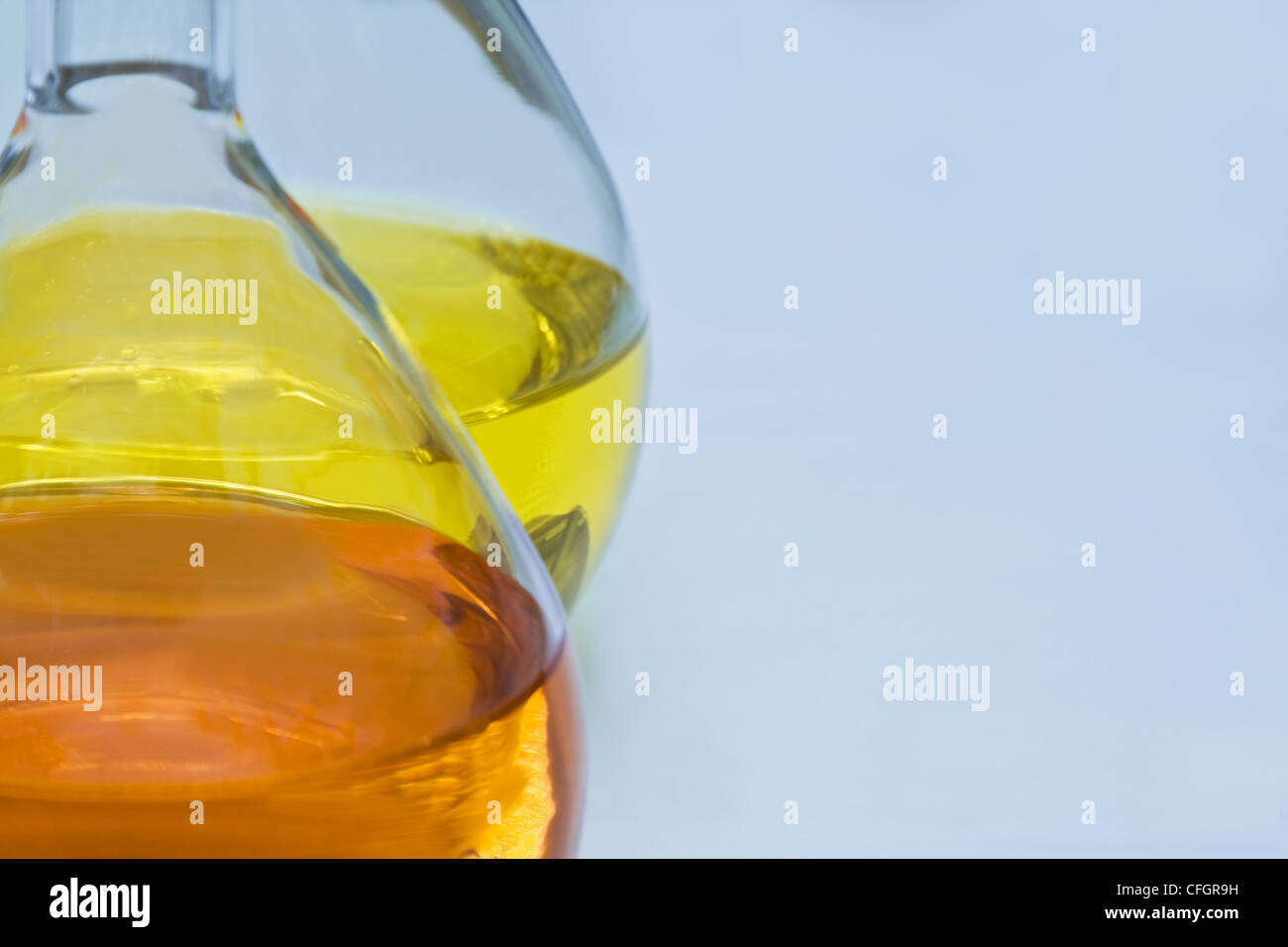 Labor-Fläschchen mit einer orange und gelbe Lösungen (soft-Fokus). Stockfoto