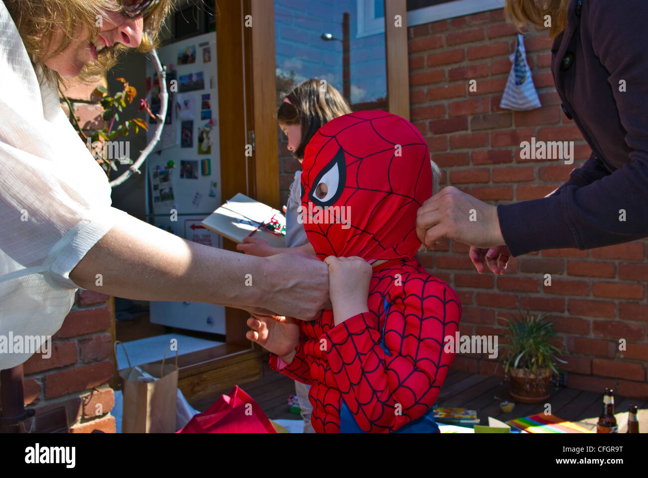 Eine junge spielt Dress-Up in seinem neuen Spider Man Outfit ein Geburtstagsgeschenk. Stockfoto