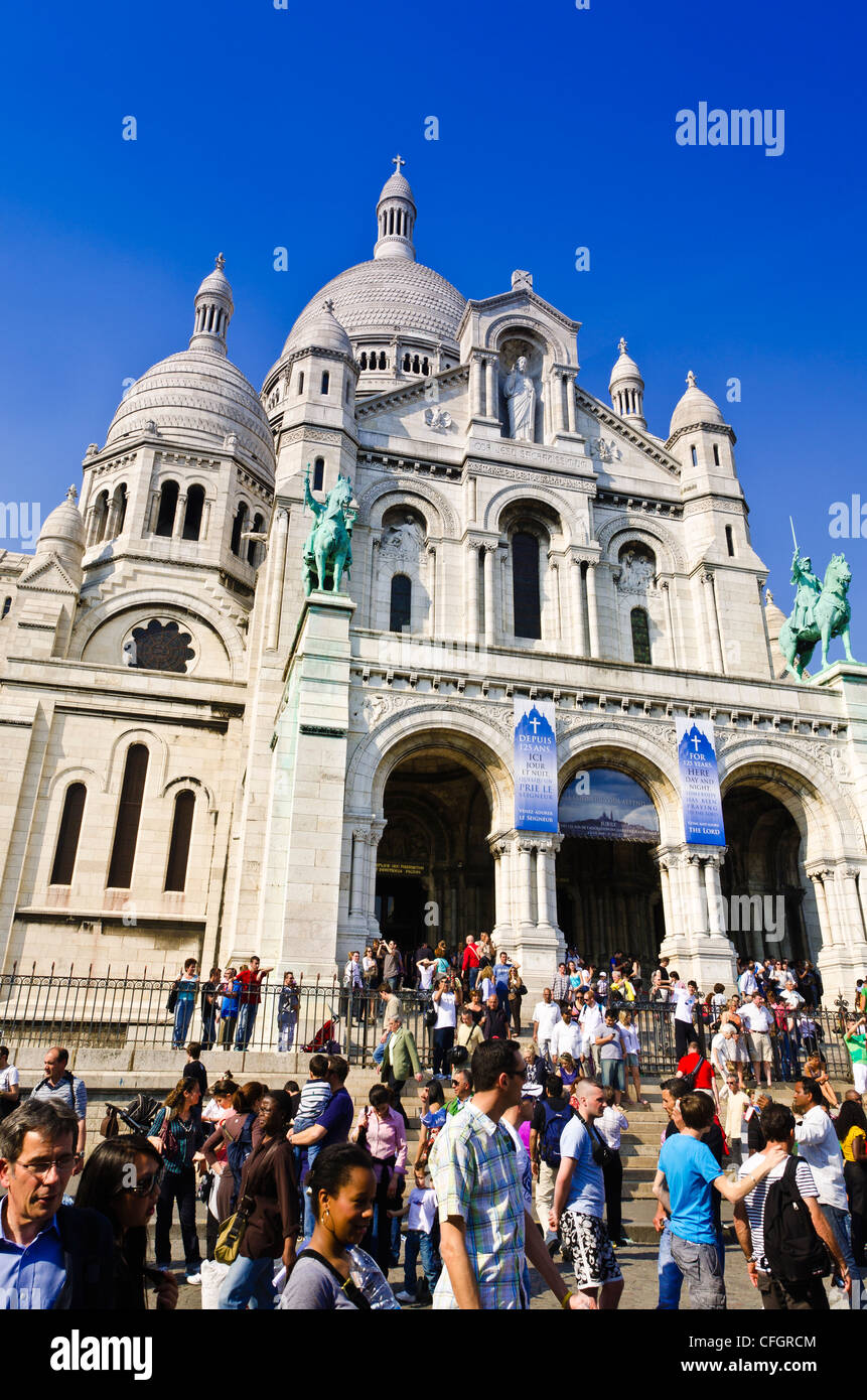 Massen an Sacre-Coeur Basilika, Montmartre, Paris, Frankreich Stockfoto