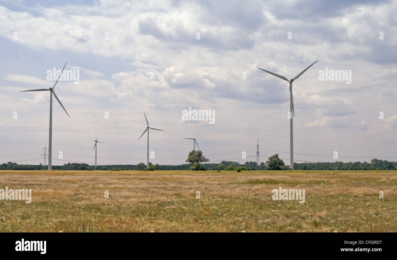 Ein Feld mit Äolischen Turbinen in einem bewölkten Tag. Stockfoto