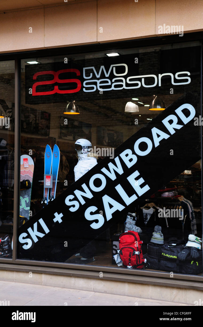 Zwei Jahreszeiten Sportgeschäft mit Ski- und Snowboard Verkauf Ankündigung, Cambridge, England, Vereinigtes Königreich Stockfoto