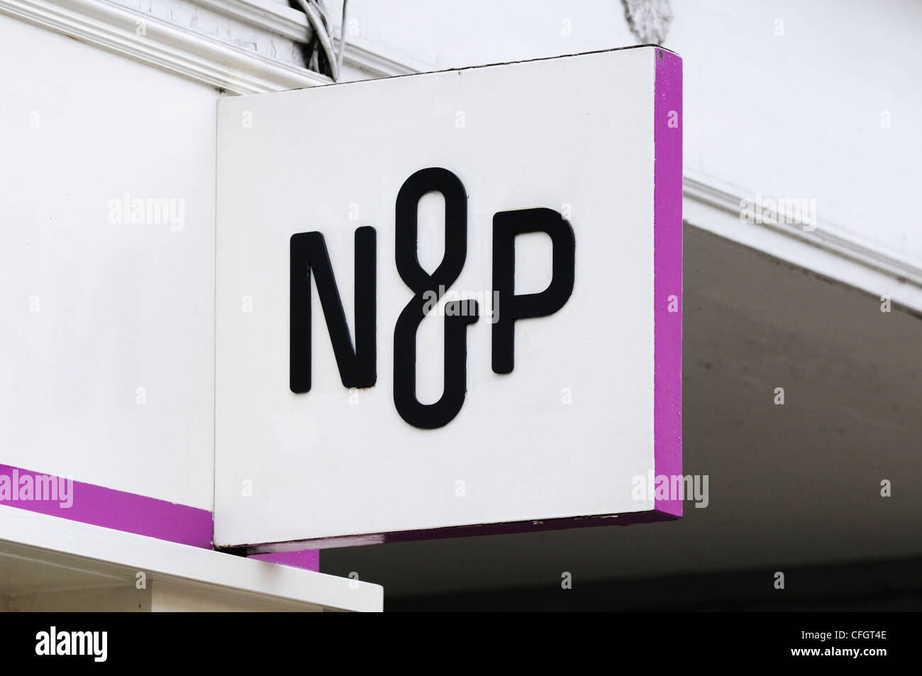 N & P Norwich und Peterborough Gebäude Gesellschaft Zeichen, Cambridge, England, UK Stockfoto