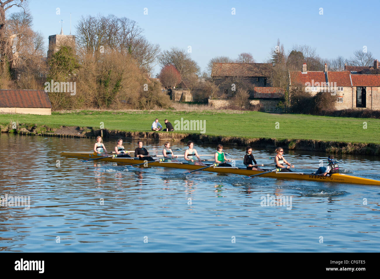 Ruderer mit Cox am Fluss Cam im Dorf von Fen Ditton in der Nähe von Cambridge, England. Stockfoto