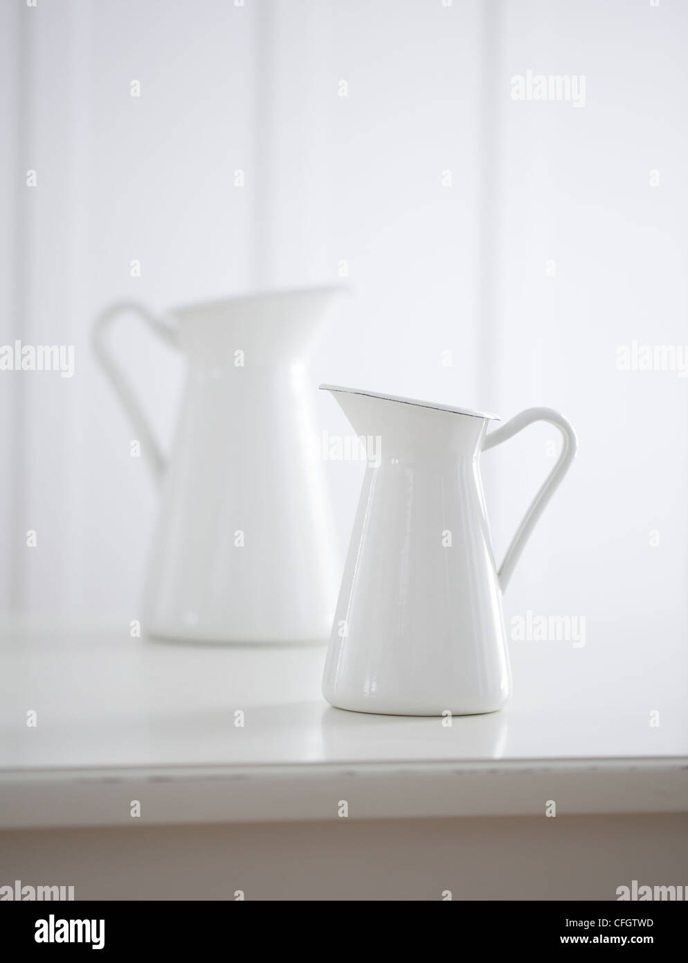Zwei Email-Vasen Stockfoto