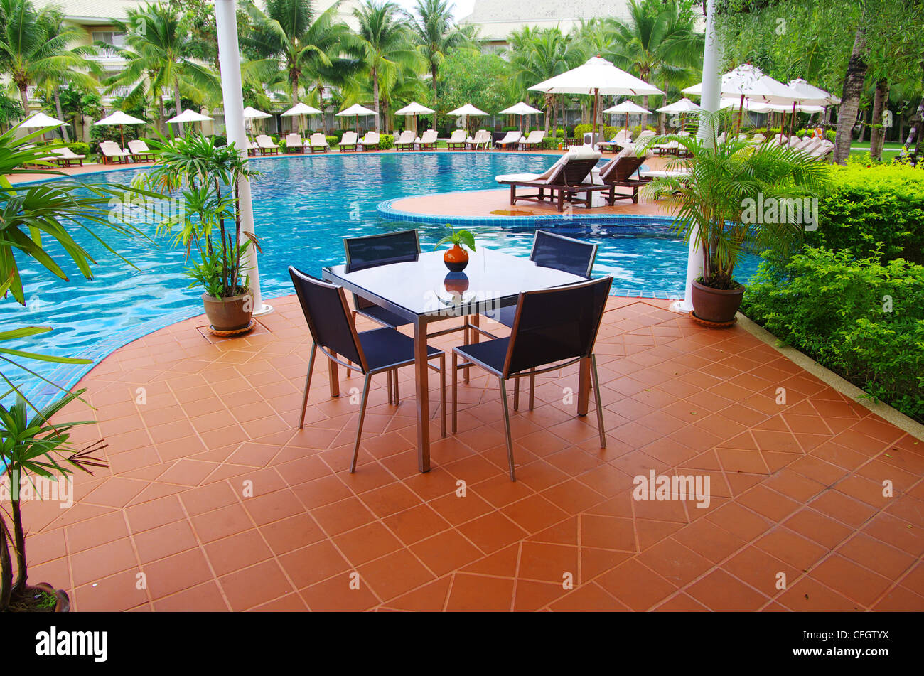Tropisches Schwimmbad in thailand Stockfoto