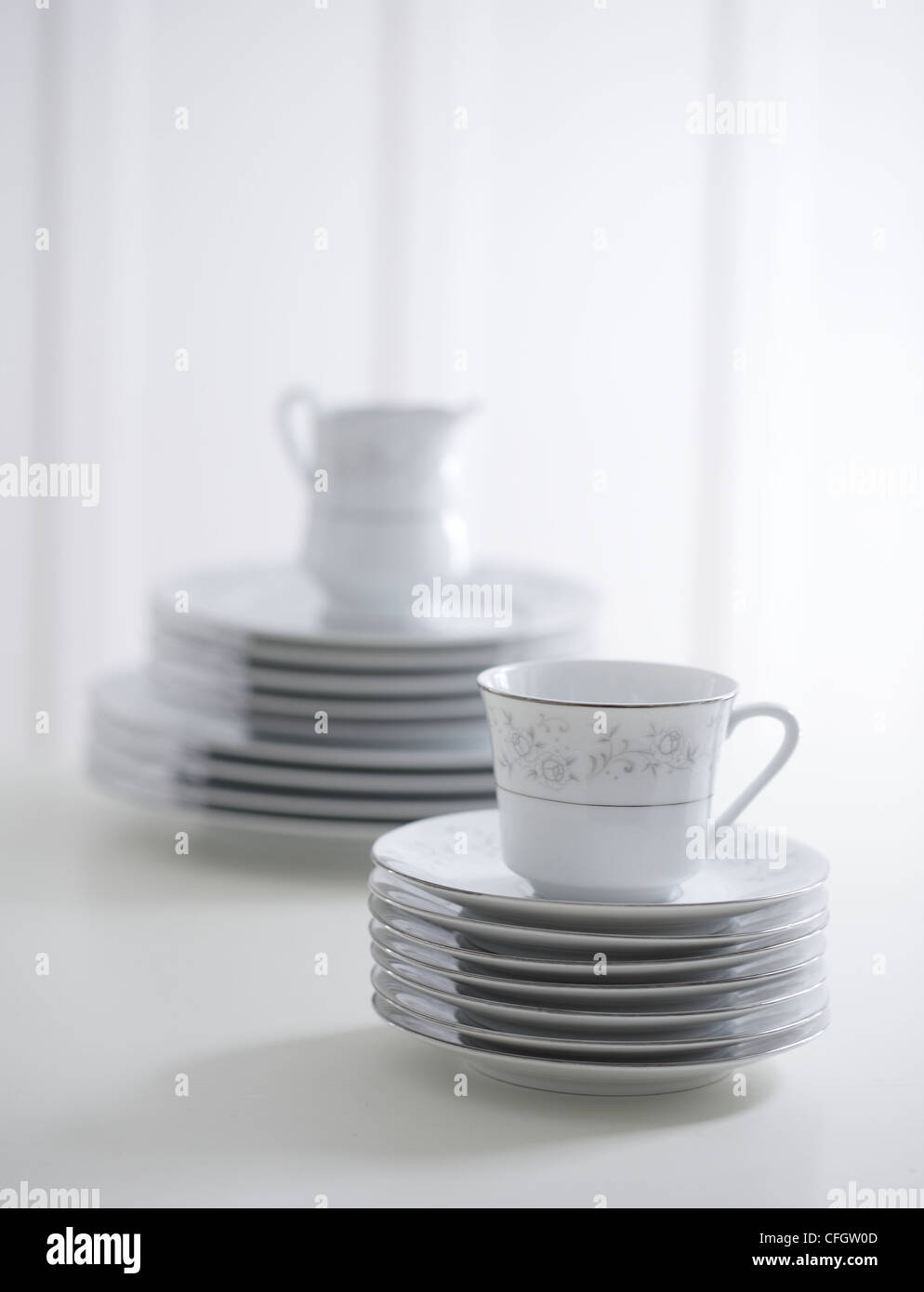 Stapel von Gerichten Stockfoto