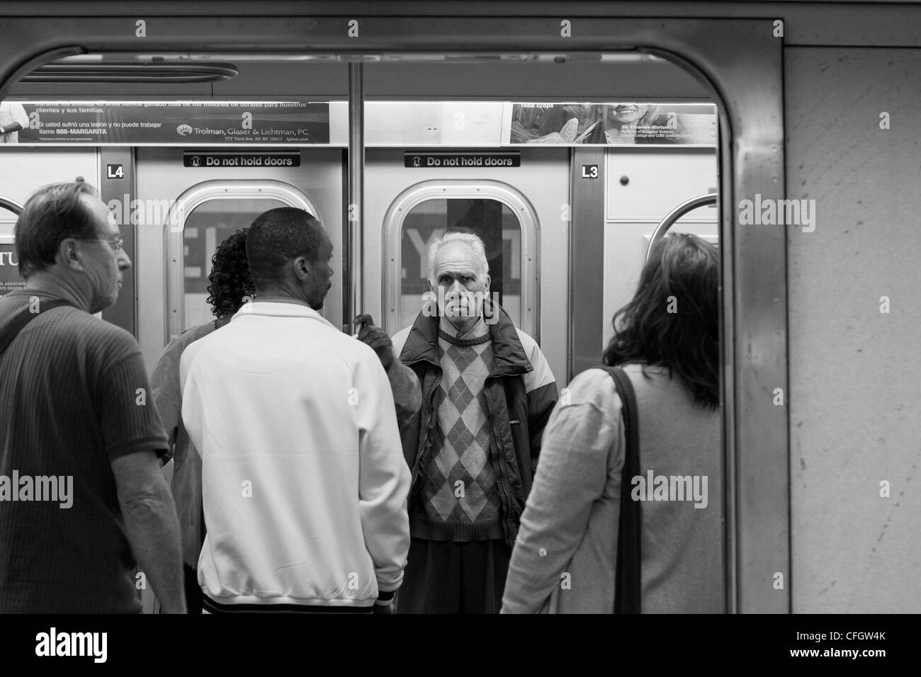 Es ist Stehplätze nur für u-Bahn-Fahrer in New York City. Stockfoto