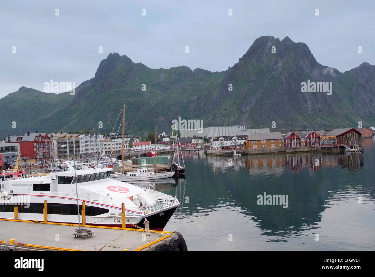 Norwegen-LOFOTEN-Inseln Svolvaer - die Inselgruppe Hauptstadt Katamaran-Schnellfähre im Vordergrund Stockfoto