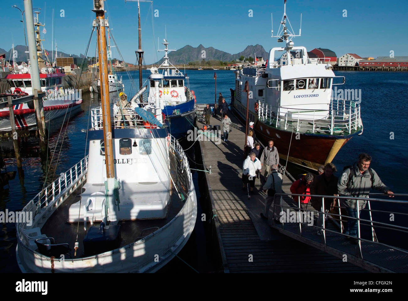Norwegen-LOFOTEN-Inseln Svolvaer - Hauptstadt der Insel-Gruppe - die kommerziellen Hafen - Fähre Passagiere bei der Landung Stockfoto