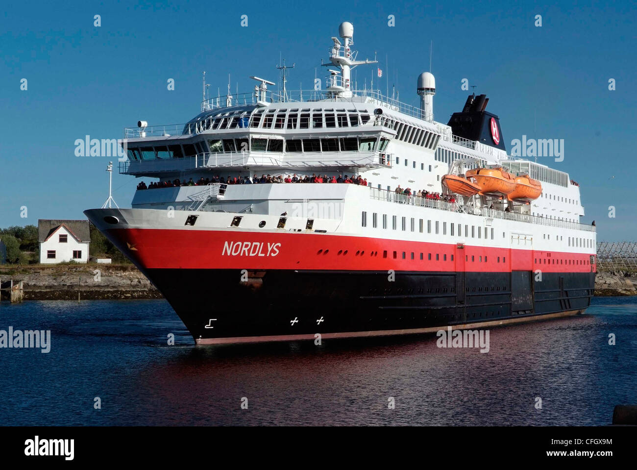 Norwegen-LOFOTEN-Inseln Svolvaer - Küste Hurtigruten Schiff MS Nordlys ankommt. Stockfoto
