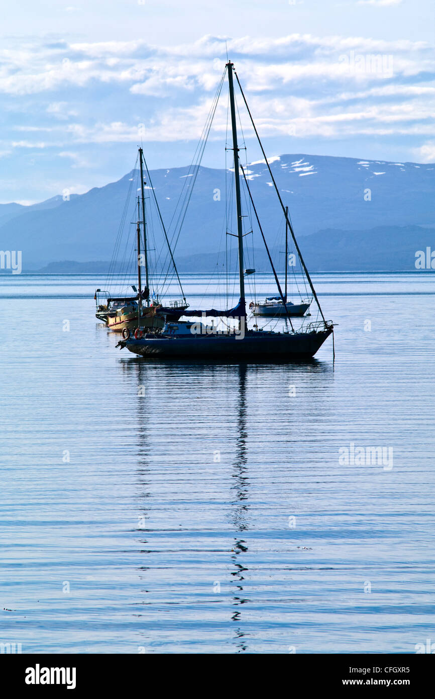 Eine kleine Yacht liegt in der ruhigen, geschützten Bucht des Hafens von Ushuaia. Stockfoto