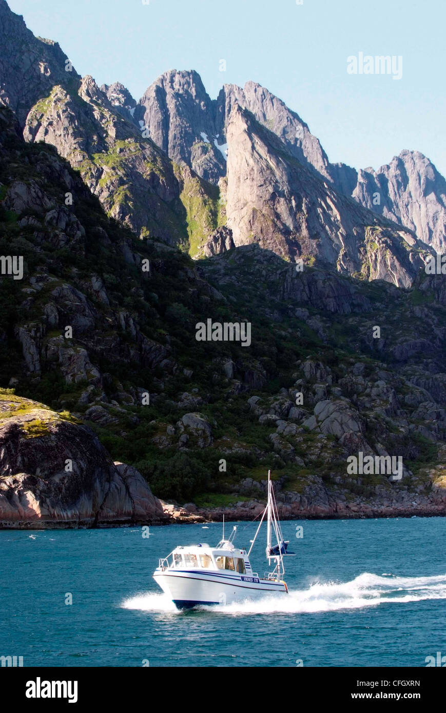 Norwegen-LOFOTEN-Inseln Fischerboot mit Geschwindigkeit Stockfoto