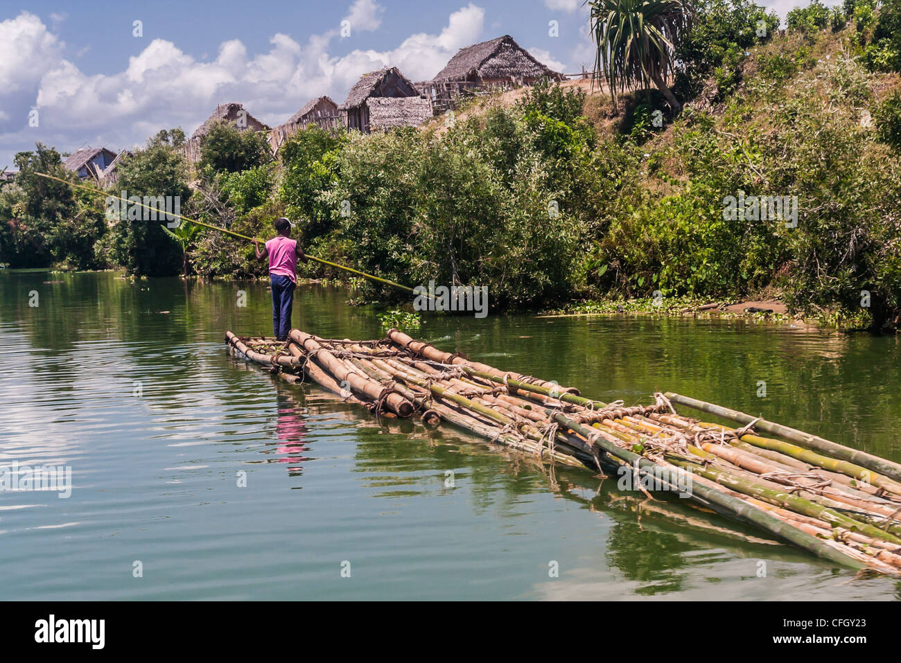 Bambus-Floß auf dem Pangalanes Kanal, östlichen Madagaskars Stockfoto