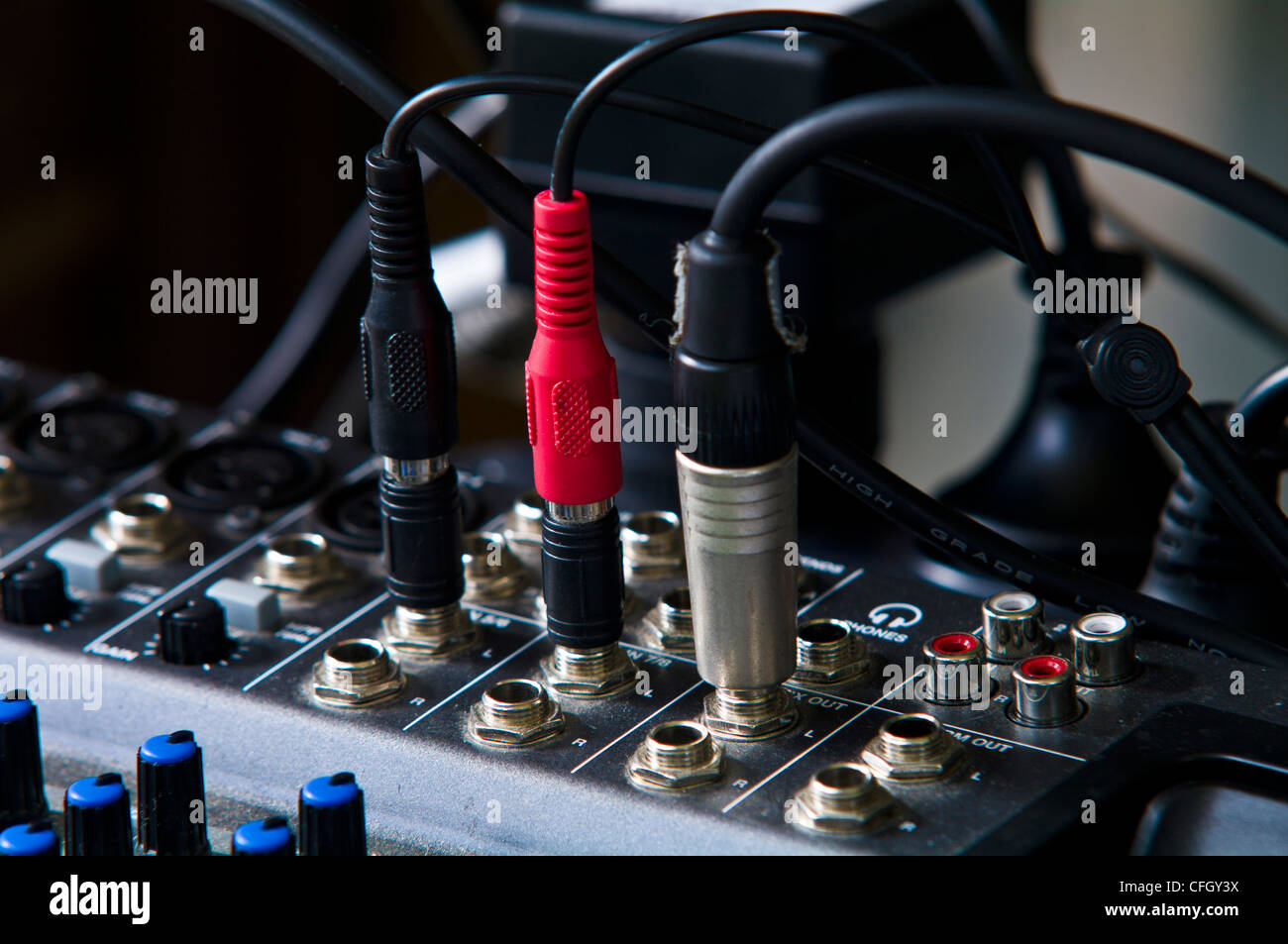 Die Equalizer-Regler und Eingaben auf einem portablen mixer Stockfoto