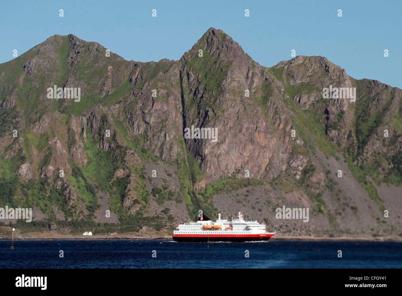 NORWEGEN-LOFOTEN-INSELN. Hurtigruten Schiff MS Nordlys Kreuzfahrten gegen die Lofoten-Wand Stockfoto