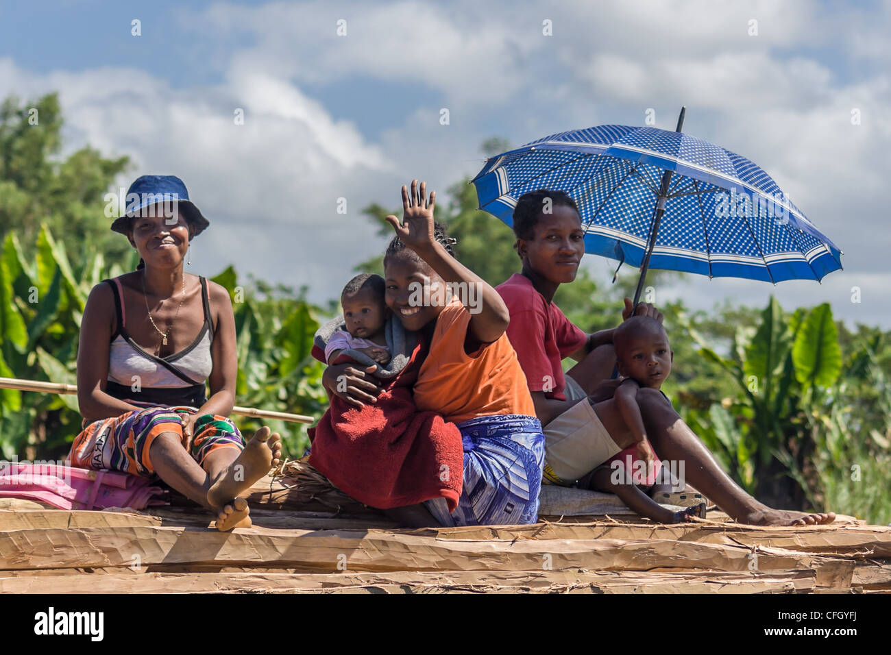 Frauen und ihre Kinder auf dem Pangalanes Kanal, östlichen Madagaskars Stockfoto