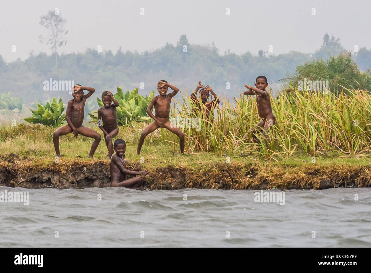 Betsimisaraka Kinder entlang der Pangalanes-Kanal, östlichen Madagaskars Stockfoto