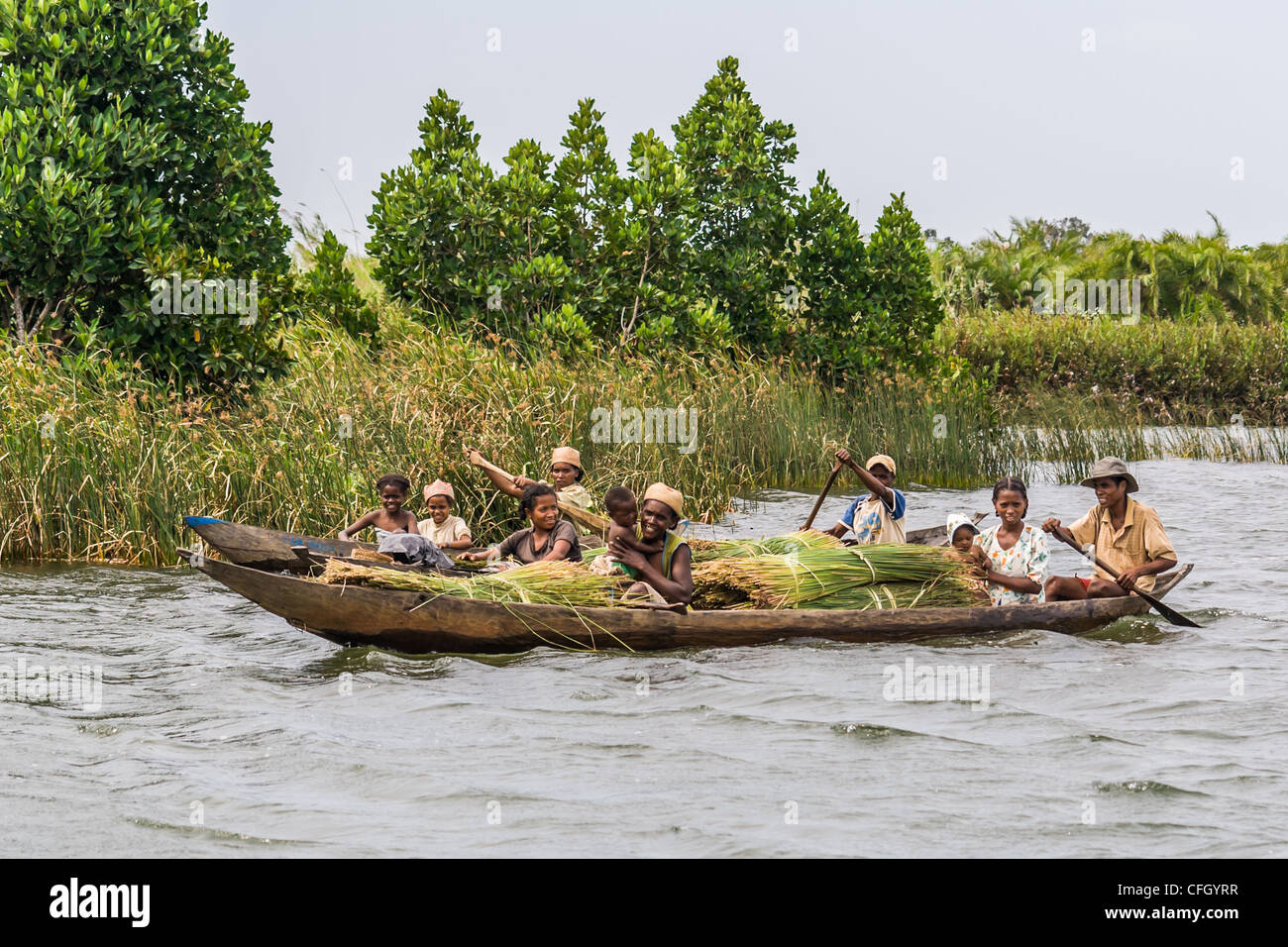 Familie auf der Trainerbank im Pangalanes Kanal, östlichen Madagaskars Stockfoto