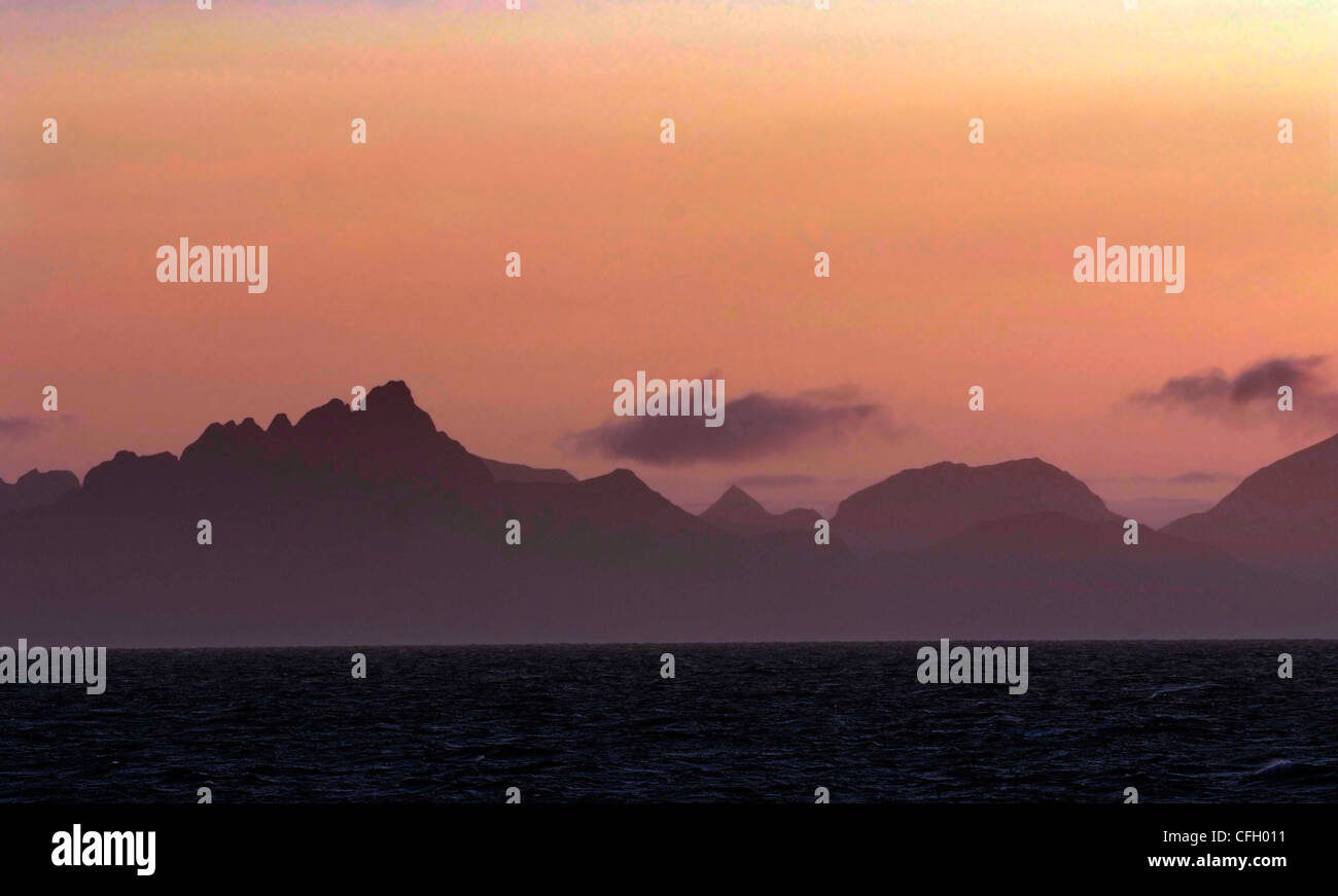 Norwegen-Lofoten Sonnenuntergang gegen die Lofoten-Wand Stockfoto