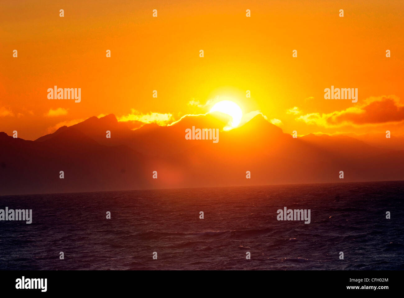 Norwegen-Lofoten Sonnenuntergang gegen die Lofoten-Wand Stockfoto