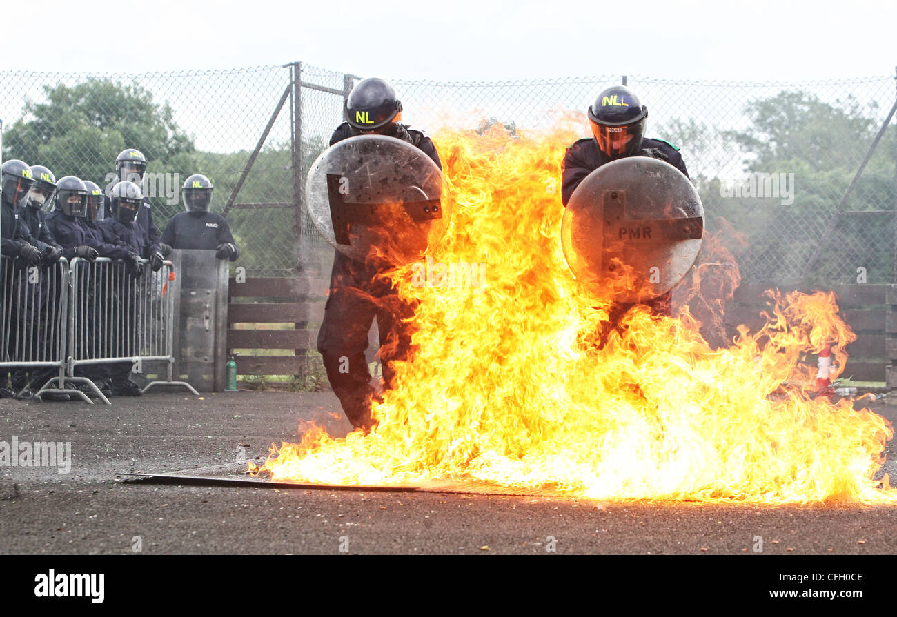 Polizei Riot Training Übung Benzin Bombenexplosion Stockfoto