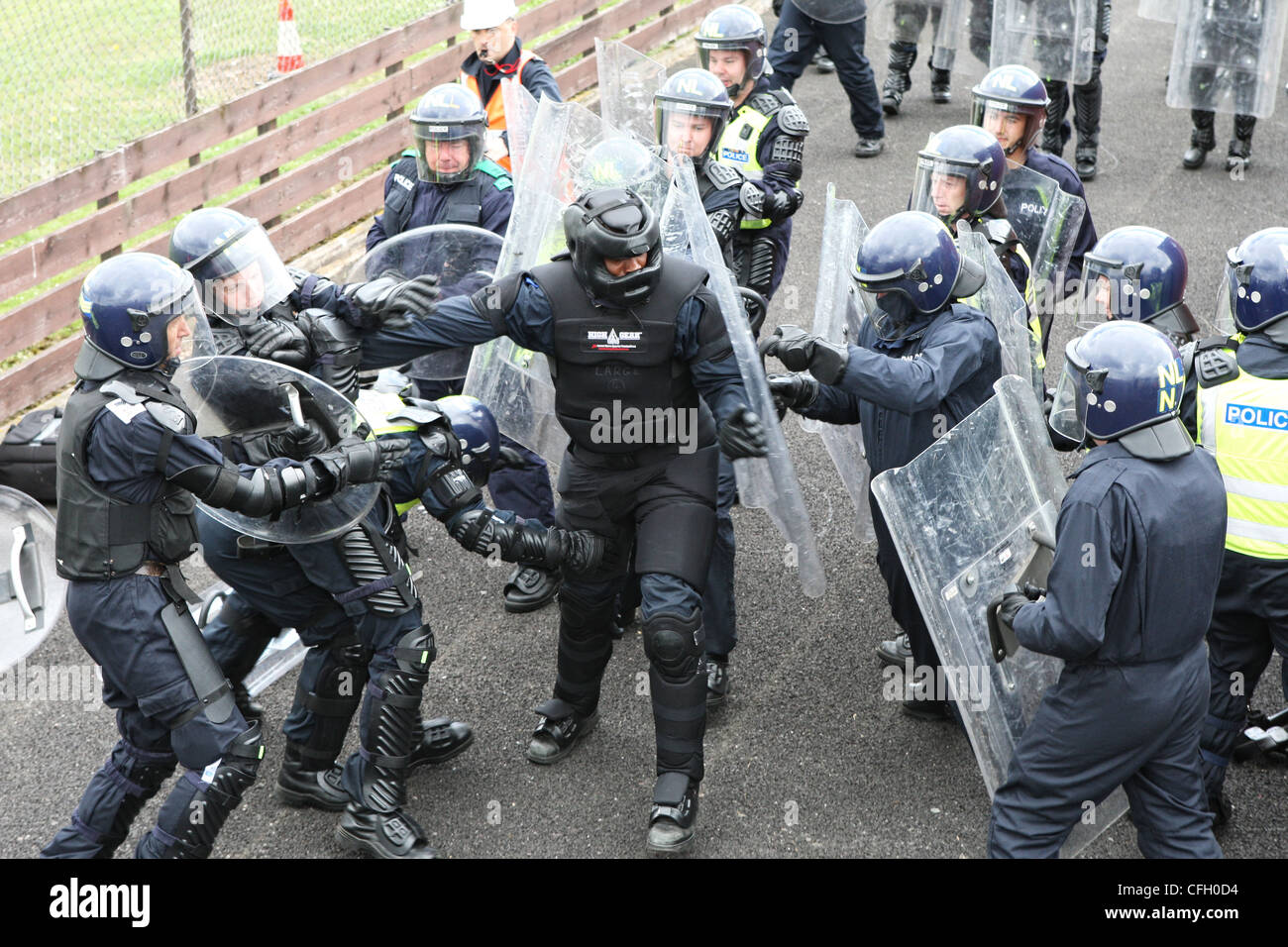 Riot Police Training Übung enthält gewalttätige Personen Stockfoto