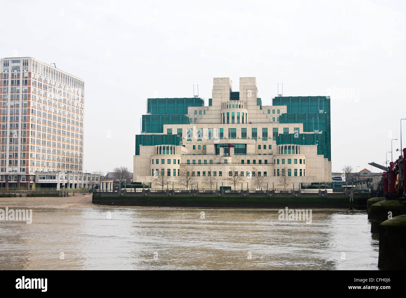 Ansicht des SIS (Secret Intelligence Service oder MI6) Sitz in Vauxhall Cross von Millbank, London, UK Stockfoto