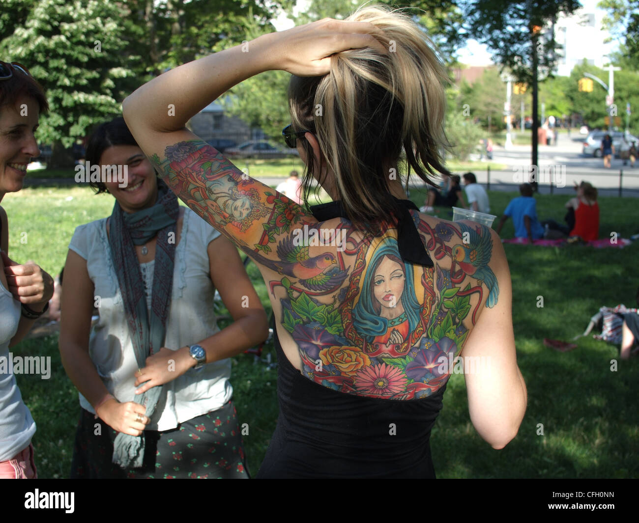 Junge Frau mit Rücken tätowieren, Brooklyn, New York Stockfoto