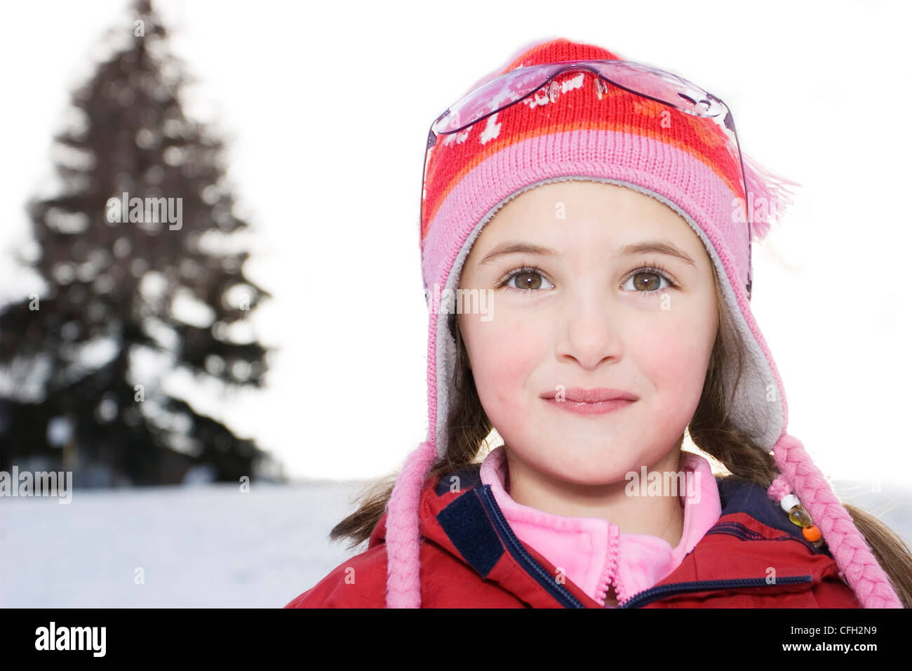 Mädchen lächelnd im Freien im Winter Stockfoto