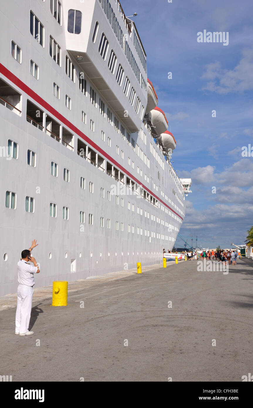 Kreuzfahrtschiff angedockt in Nassau, Bahamas Stockfoto