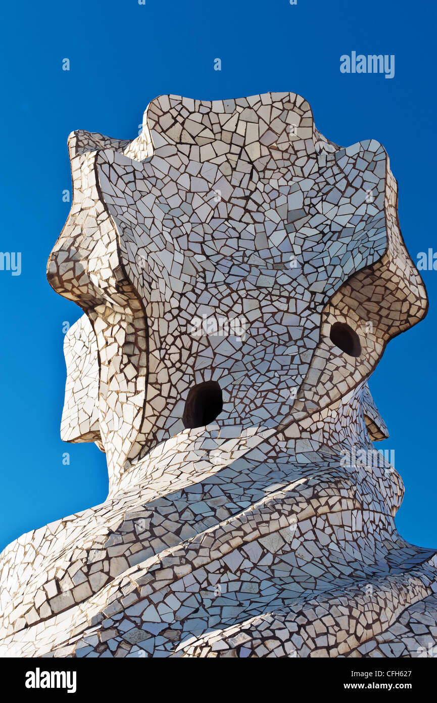 Schornsteine mit Keramikfragmente, die aussehen wie Helme bei La Pedrera (Casa Mila) bedeckt Stockfoto