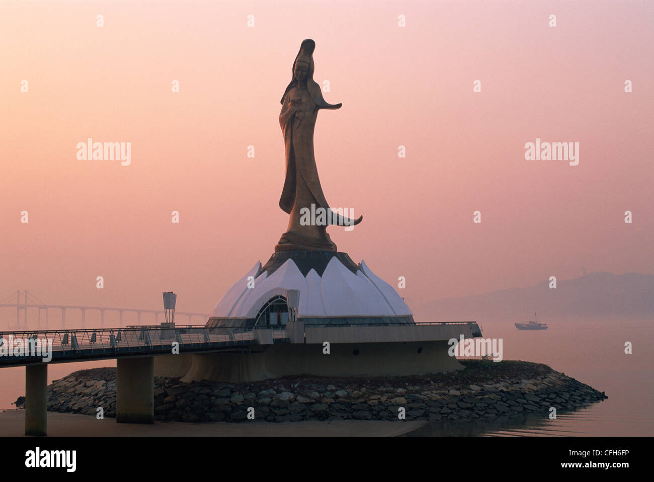 China, Macau, Göttin der Barmherzigkeit-Statue in der Morgendämmerung Stockfoto