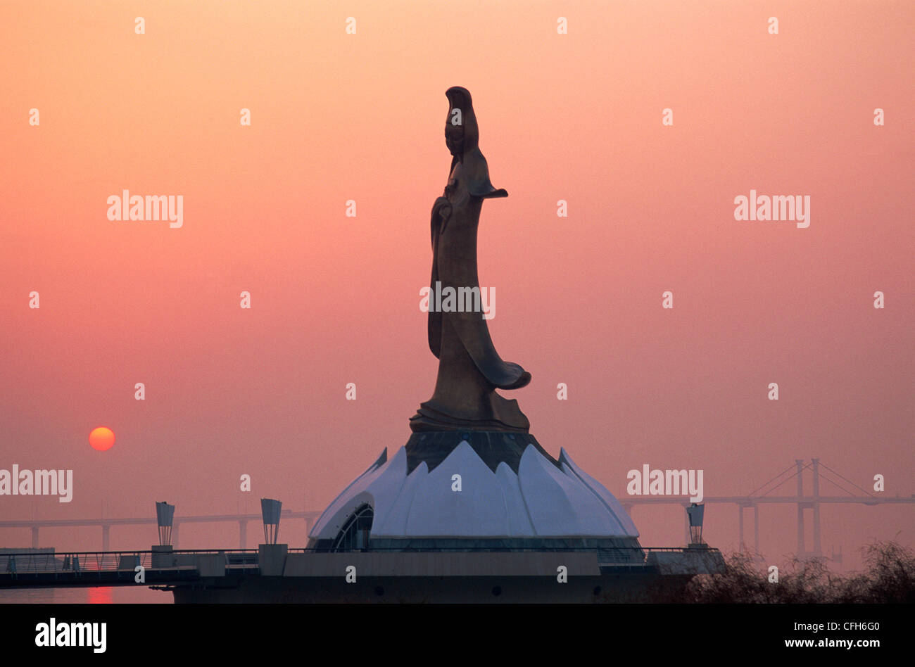 China, Macau, Göttin der Barmherzigkeit-Statue in der Morgendämmerung Stockfoto