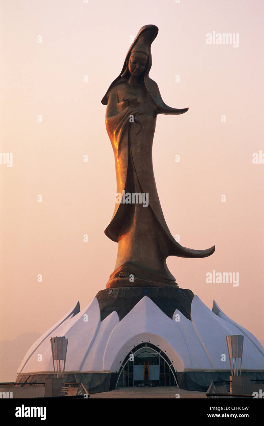 China, Macau, Göttin der Barmherzigkeit-Statue in der Morgendämmerung Stockfoto